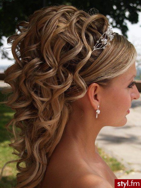 Vjenčanje frizura duga kosa podignute kovrče