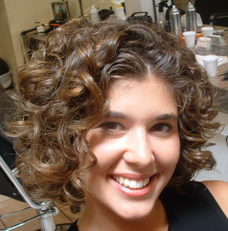 leuke-kapsels-voor-kort-krullend-haar-90 Lijepe frizure za kratku kovrčavu kosu