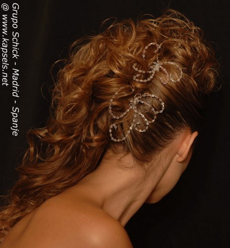 opgestoken-bruidskapsels-75-10 Izdužene frizure vjenčanja