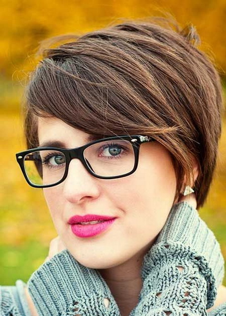 korte-kapsels-met-bril-62_18 Kratke frizure s naočalama