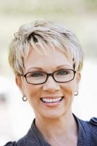 korte-kapsels-dames-50-met-bril-24 Kratke frizure žene 50 godina s naočalama