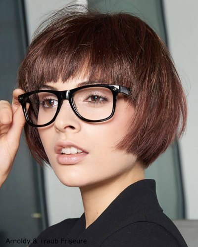 Ženske kratke frizure 2022. s naočalama