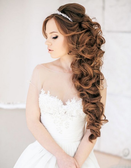 bruidskapsels-lang-krullend-haar-29_15 Vjenčanje frizura duga kovrčava kosa