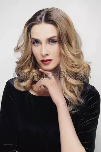 haar-model-krullen-vrouw-90_6-14 Kovrčava ženska frizura
