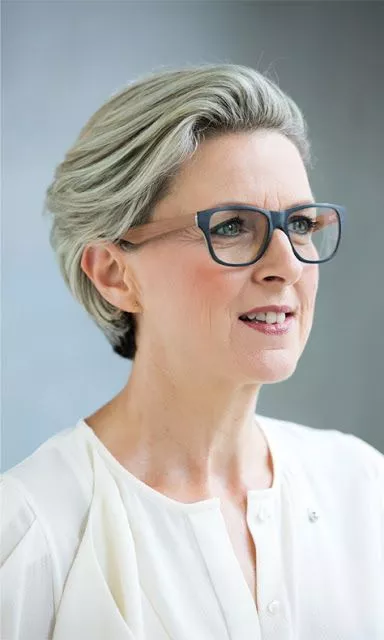 kapsels-grijs-haar-met-bril-30_14-6 Frizure za sijedu kosu s naočalama