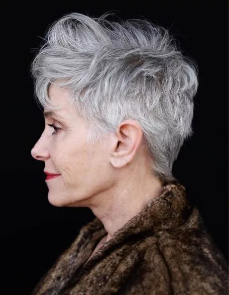 kort-kapsel-vrouw-grijs-haar-28_2-12 Kratka frizura žene sa sijedom kosom
