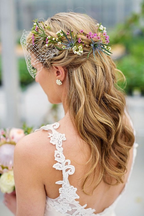 bruidskapsel-met-bloemen-92_16 Vjenčanje frizura s cvijećem