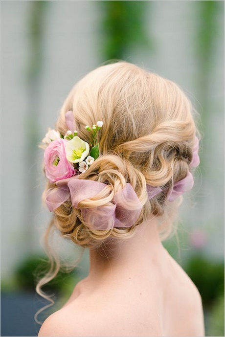bruidskapsel-met-bloemen-92_2 Vjenčanje frizura s cvijećem