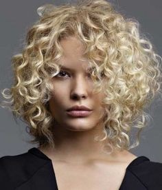 kort-blond-krullend-haar-36 Kratka plava kovrčava kosa