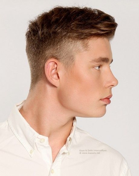 Muška kratka frizura Sa strane