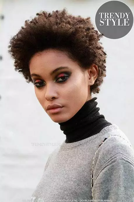 afro-kapsel-kort-vrouw-26_12-4 Kratka Ženska afro frizura