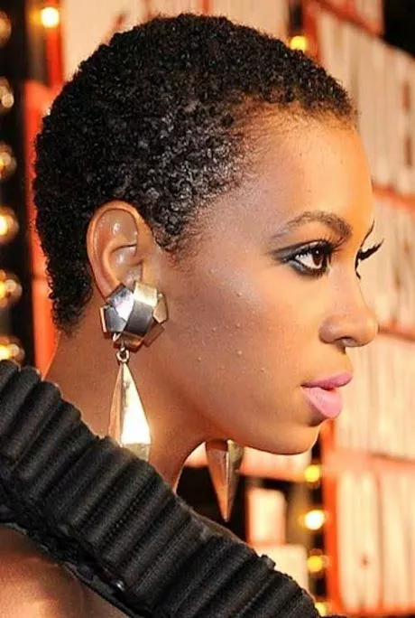 afro-kapsel-kort-vrouw-26_8-12 Kratka Ženska afro frizura