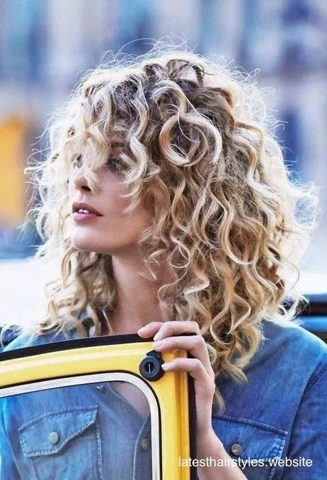 kapsels-blond-krullend-haar-25_13-7 Frizure za plavu kovrčavu kosu