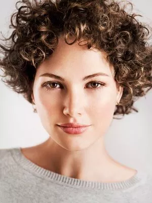 kapsels-vrouwen-krullend-haar-35_14-7 Ženske frizure za kovrčavu kosu