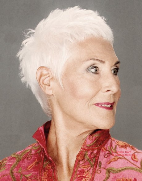 korte-kapsel-voor-oudere-vrouwen-72_15 Kratka frizura za starije žene