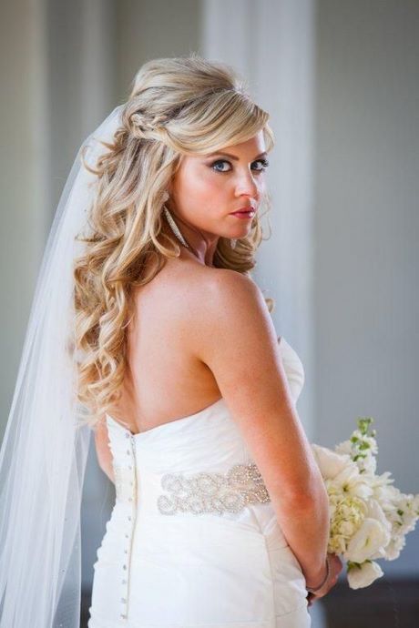 bruidskapsels-kort-haar-met-sluier-24 Vjenčanje frizura kratka kovrčava kosa