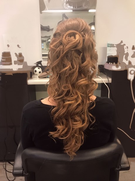 Svečana frizura kovrčava kosa