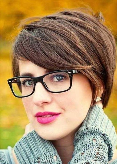 korte-kapsels-dames-rond-gezicht-met-bril-20 Kratke frizure za žene s okruglim licem u naočalama