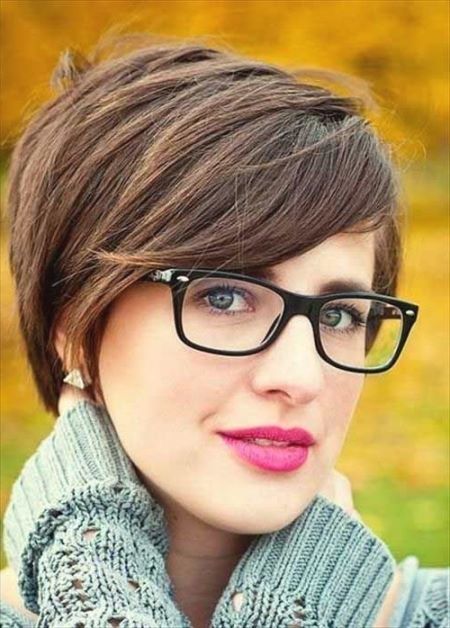 korte-kapsels-dames-rond-gezicht-met-bril-20_4 Kratke frizure za žene s okruglim licem u naočalama
