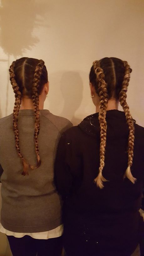 Dvije pletenice s kosom