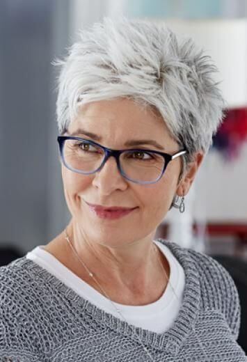 Kratke frizure žena 60 godina s naočalama