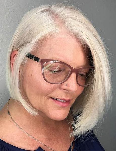 korte-kapsels-vrouwen-60-jaar-met-bril-05_10 Kratke frizure žena 60 godina s naočalama