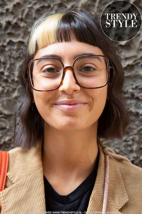 korte-kapsels-dames-2023-met-bril-42_10 Ženske kratke frizure 2023 s naočalama