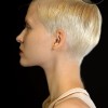 Kratke asimetrične frizure 2022
