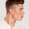 Muška kratka frizura Sa strane