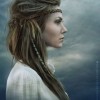 Žena s vikingovom frizurom